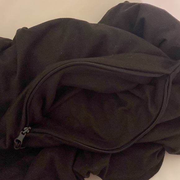 Beyond Yoga Fabfitfun Pocket Infinity Scarf Black - Picture 7 of 7